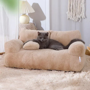 Chat allongé sur canapé beige